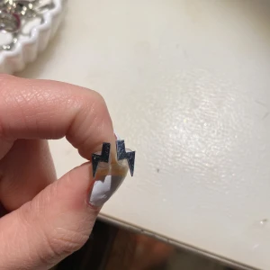 Blixt örhängen  - Örhängen med blixtar i rostfritt stål! Säljer pga använder inte dom💕