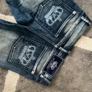 Säljer nu mina jättefina victoria beckham jeans som är bootcut/flare. Storlek S (76cm runt hela midjan, 74cm innebenslängd) Har använt ett fåtal gånger. Inga defekter eller så. Pris kan sänkas vid snabb affär, är även öppen för byten!