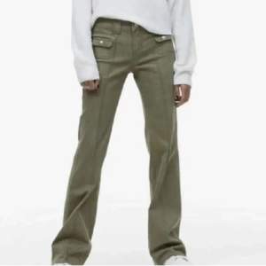 Säljer dessa populära gröna jeans från hm, slutsålda i butik! Midjemått mått: 34, fast hyfsat stretchiga och Innerbens längd: ca 80❤️ Kontakta privat om frågor❤️