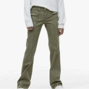 Gröna jeans från hm💚 - Säljer dessa populära gröna jeans från hm, slutsålda i butik! Midjemått mått: 34, fast hyfsat stretchiga och Innerbens längd: ca 80❤️ Kontakta privat om frågor❤️