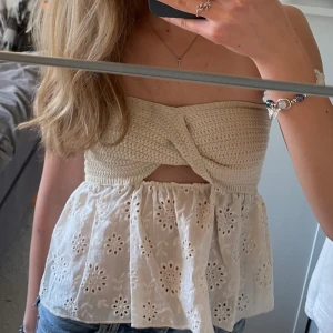 Zara topp - En superfin topp från Zara som är köpt här på Plick. Använd ett fåtal gånger och har väldigt bra skick💕Skriv privat för fler bilder. Säljer för 100 kr +frakt