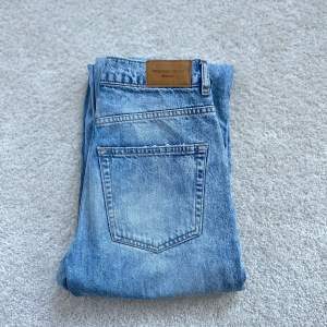 Ljusblåa jeans i storlek 36. Använda en del men fortfarande i fint skick. Hålen på knäna har blivit lite större sen jag köpte dom. Där av priset. Annars är byxorna fortfarande i fin kvalite 