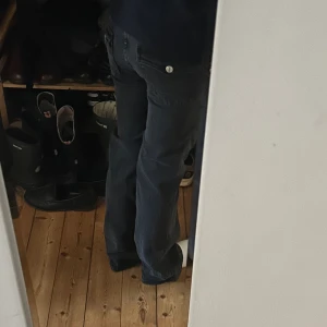 Gråa lowwaist jeans - Säljer mina gråa 90s boot från Lager 157 för de var lite stora. De ör i storlek S och nypris är 400. Kontakta mig om frågor eller fler bilder 