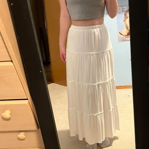 Vit långkjol - Vit långkjol/maxikjol i modellen ”Izzy” från Brandy Melville. Storlek onesize men passar XS-M då den är stretchig!