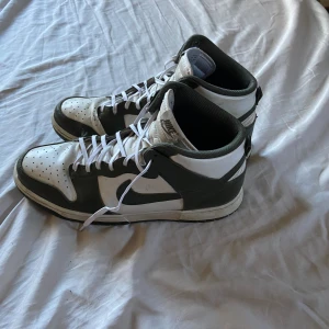 Ett par gröna jordans - I helt ok skick ordianrie priset för ett par är runt 1.700 kronor