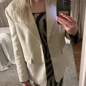 Beige kavaj - Från Gina Tricot storlek M. Använd 1 gång 