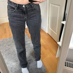 Svarta/gråa jeans från Gina tricot i deras ”straight” modell, midwaist. Väl använda men inte alls slitna eller smutsiga. Storlek 36 och passar längden 165-170💓