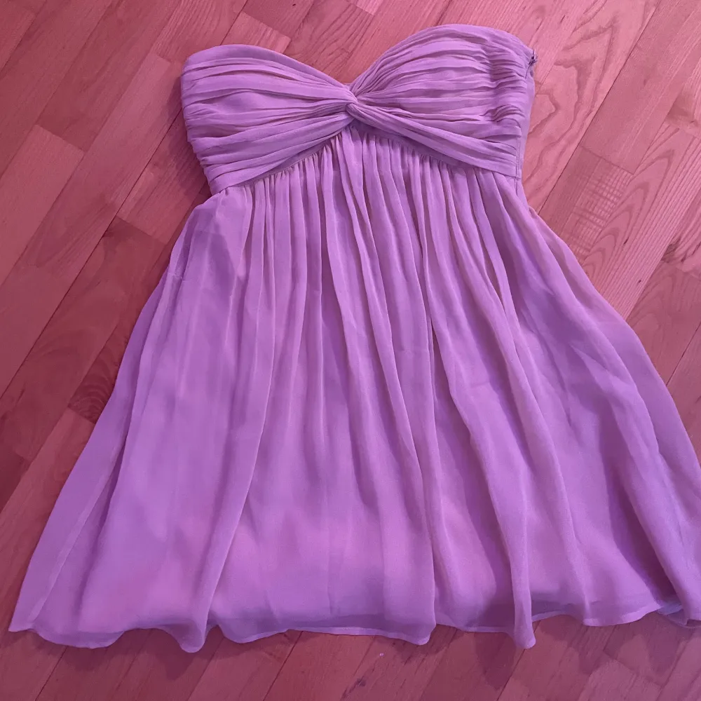 Säljer denna super fina klänning från Nelly, jag köpte den på sellpy för 200kr  och då den inte passade mig säljer vidare. Färgen är lite ljusrosa/beige och den är i storlek 36. Skriv vid frågor ❣️. Klänningar.