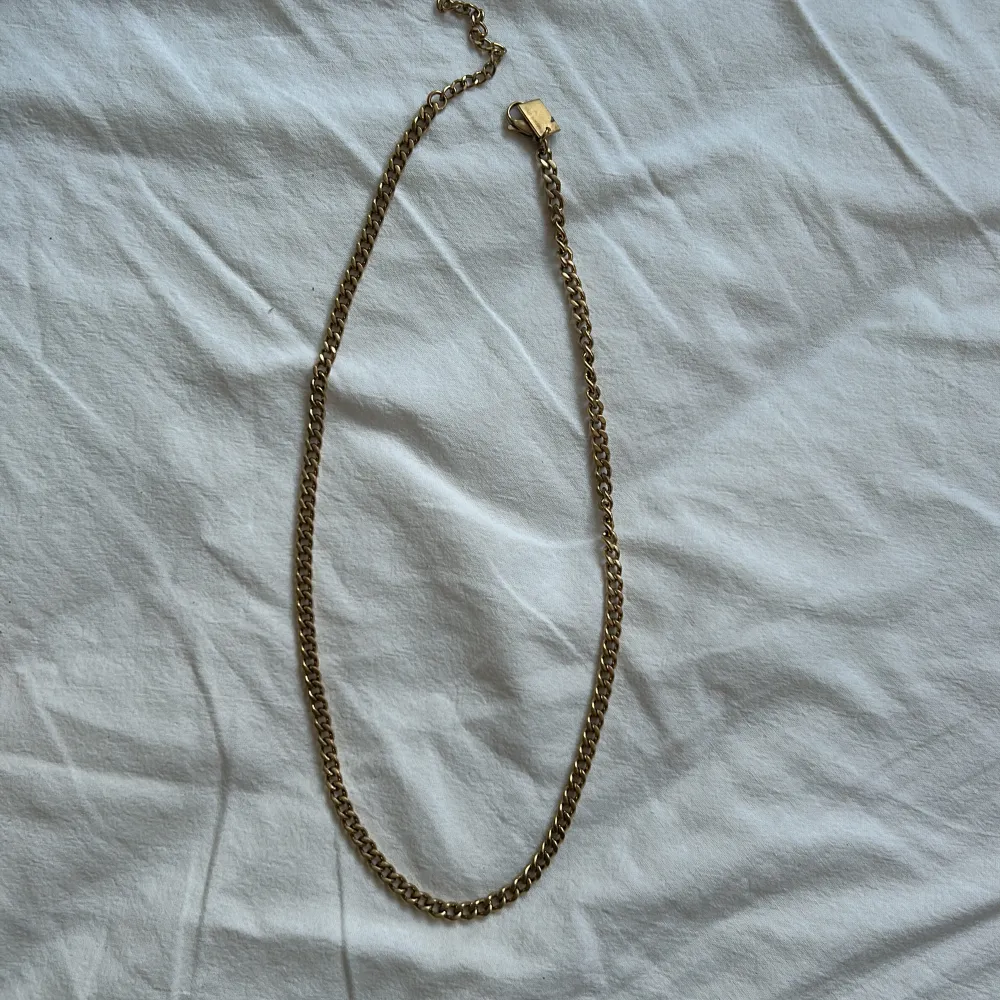 Halsband av en 3 mm bred pansarlänk i 14k Guldpläterat stål. Bredd: 3 mm. Längd: 52 + 8 cm förlängningskedja. Material: Stål. Nypris 399kr. . Accessoarer.