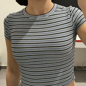 Tajt blå t-shirt - Jag säljer en jättefin tajt blå tröja. Den säljs för att den aldrig kommer användning, har aldrig använt den förut. Har även 2 matchande tröjor till denna som jag säljer enskilda.  (Skriv för mer bilder eller om du har frågor kring tröjan!) 