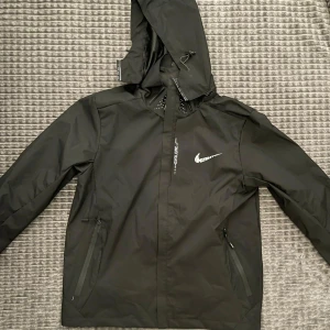 Nike windbreaker - Nike windbreaker med detachable luva. Aldrig använd pga storleken på jackan är annorlunda än traditionella storlekar. Det står M men den är mycket mindre, skulle säga typ XS. Nypris 1000kr, säljer för 400kr.