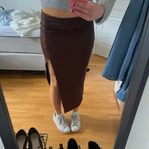 Fin brun lång kjol från Ginatricot!! Använd endast 1 gång och i jätte fint skick!!💕