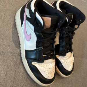 Skor - Säljer dessa jordans. Jättefina men dom är väl använda där av priset. Men dom funkar perfekt! Priset går att förhandla!