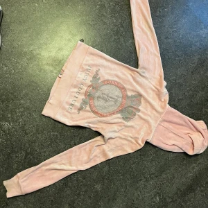 Juicy couture tröja - Gammal Juicy couture tröja Är lite missfärgad vid handlederna Ord. pris 600kr Använd i ca 8 månader