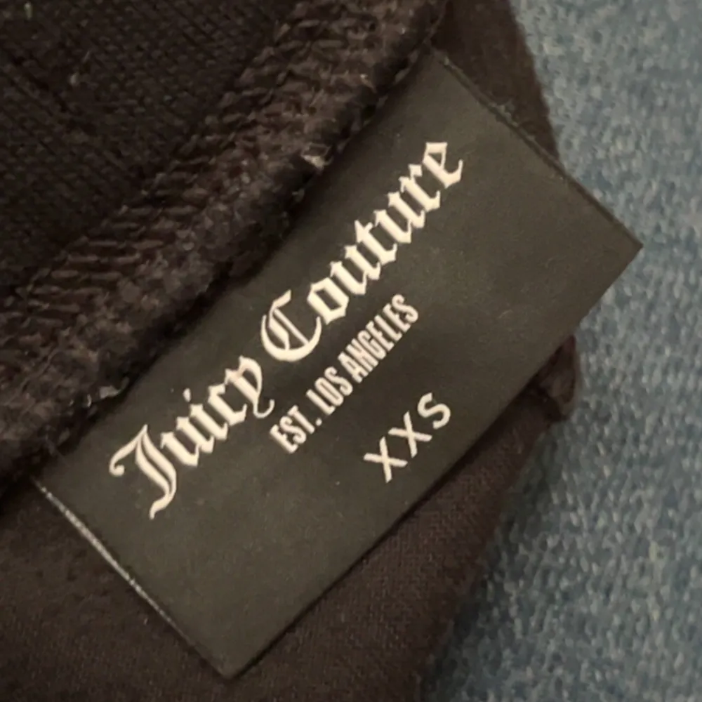 Svarta juicy couture byxor i bra skick, ingen skada alls och säljer för att de inte är min storlek.  (Pris kan diskuteras). Jeans & Byxor.