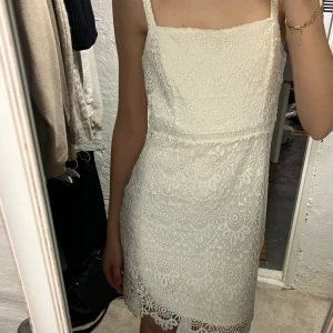 Studentklänning med spets - Vit klänning med spets som passar perfekt till studenten! Jag har även använt den på midsommar :) Säljer då jag har en likande. Endast använd ett fåtal gånger 🫶🏼