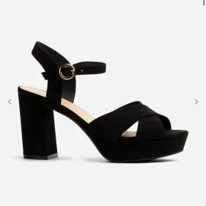 Högklackade skor - Säljer dessa skitsnygga högklackade skor som endast är använda en gång. Jag har mellan 38-39 beroende på märke och de passar perfekt. Skriv gärna för fler bilder eller vid frågor 💕 priset går att diskutera Märke: vox