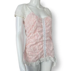 Coquette Top - Jättefin topp från Brooker, storlek 44/46. Dockan brukar använda 34. Prislapp finns kvar. MÅTT: Armhåla till armhåla 44cm & längd cirka 47cm 