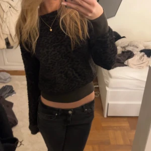 grön leopard tröja - så så snygg. storlek m men skulle säga s