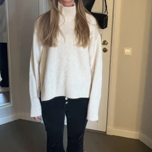 Stickad tröja Uniqlo - Stickad tröja från Uniqlo med hög krage. Mycket fint skick och i Stl M