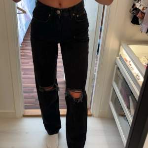 Gina tricot 90s jeans i nyskick. Säljer då de inte kommer till användning. Kontakta för fler bilder eller funderingar💕