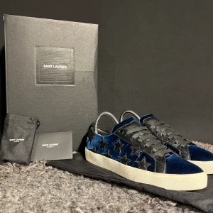 Saint Laurent skor - Hej! Vi säljer nu dessa riktigt snygg och unika skorna från saint laurent!! Skick 9,8/10! Storlek 38,5 men passar mellan 38,5-39,5 sitter lite större i storlek. Hör av er gärna mvh west supply🤩🤩