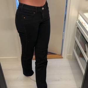 Svarta straight low waist jeans. Väldigt fint skick. Säljer då de ej kommer till användning. Nypriss 599kr. Kontakta för fler bilder eller funderingar✨