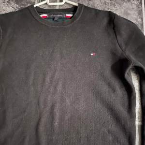 Tommy Hilfiger Sweatshirt Black Size: Medium  Har använt men är på salu på grund av storleken, som inte passar någon mer. Skulle rekommendera den har fått fler blickar på mig. Bra skick 