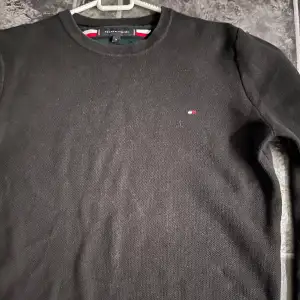 Tommy Hilfiger Sweatshirt Black Size: Medium  Har använt men är på salu på grund av storleken, som inte passar någon mer. Skulle rekommendera den har fått fler blickar på mig. Bra skick 