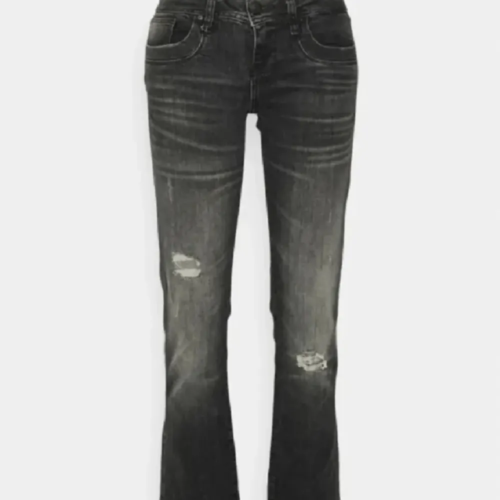 ⚠️BYTER ENDAST⚠️ Byter gärna dessa jeans i storlek 27/32 till en med samma modell fast storlek 27/30💕. Jeans & Byxor.
