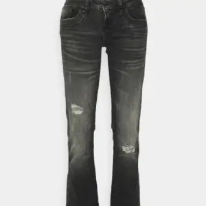 ⚠️BYTER ENDAST⚠️ Byter gärna dessa jeans i storlek 27/32 till en med samma modell fast storlek 27/30💕