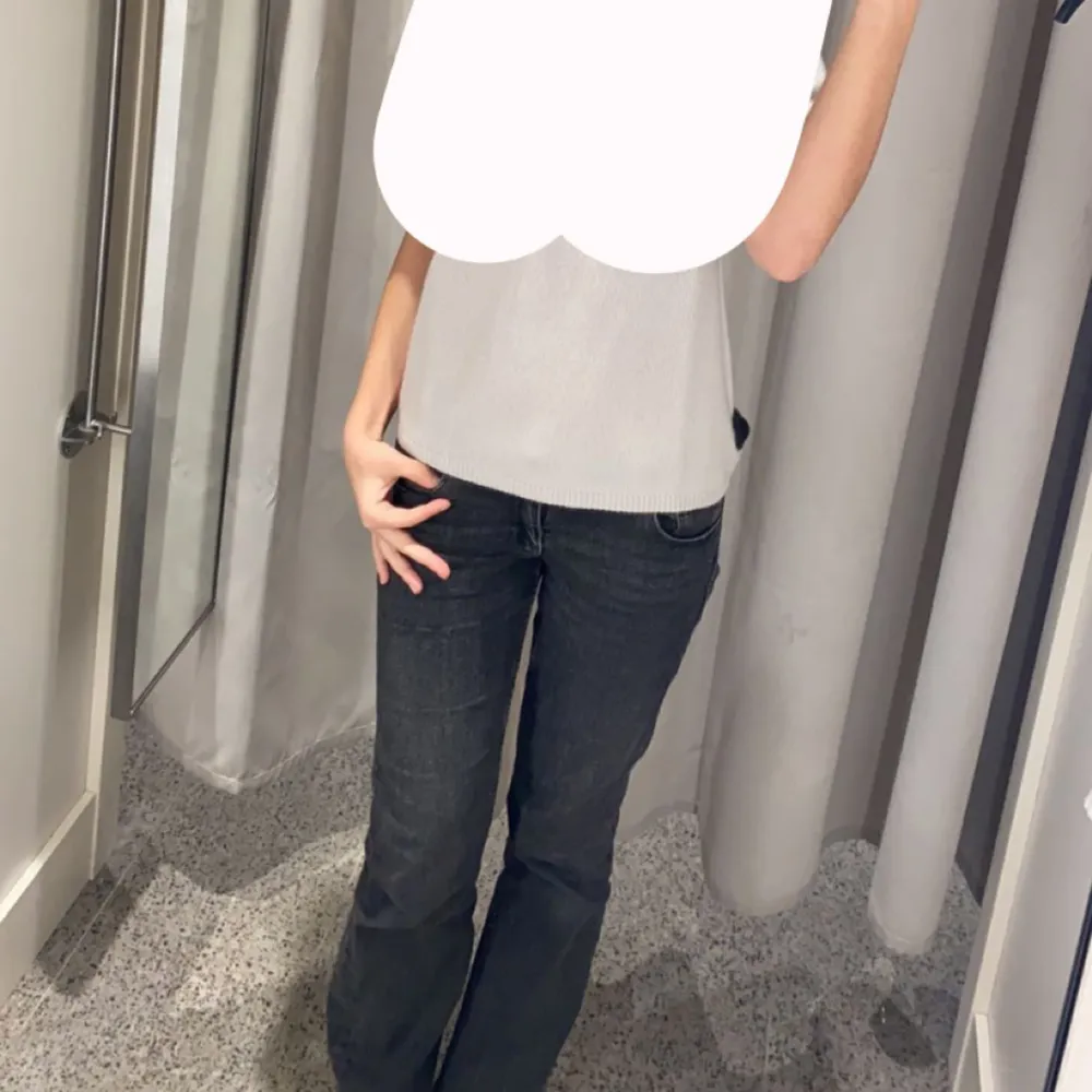 Säljer dessa byxorna från Gina young då de har blivit för korta, inga skador och skit snygga. Jeans & Byxor.