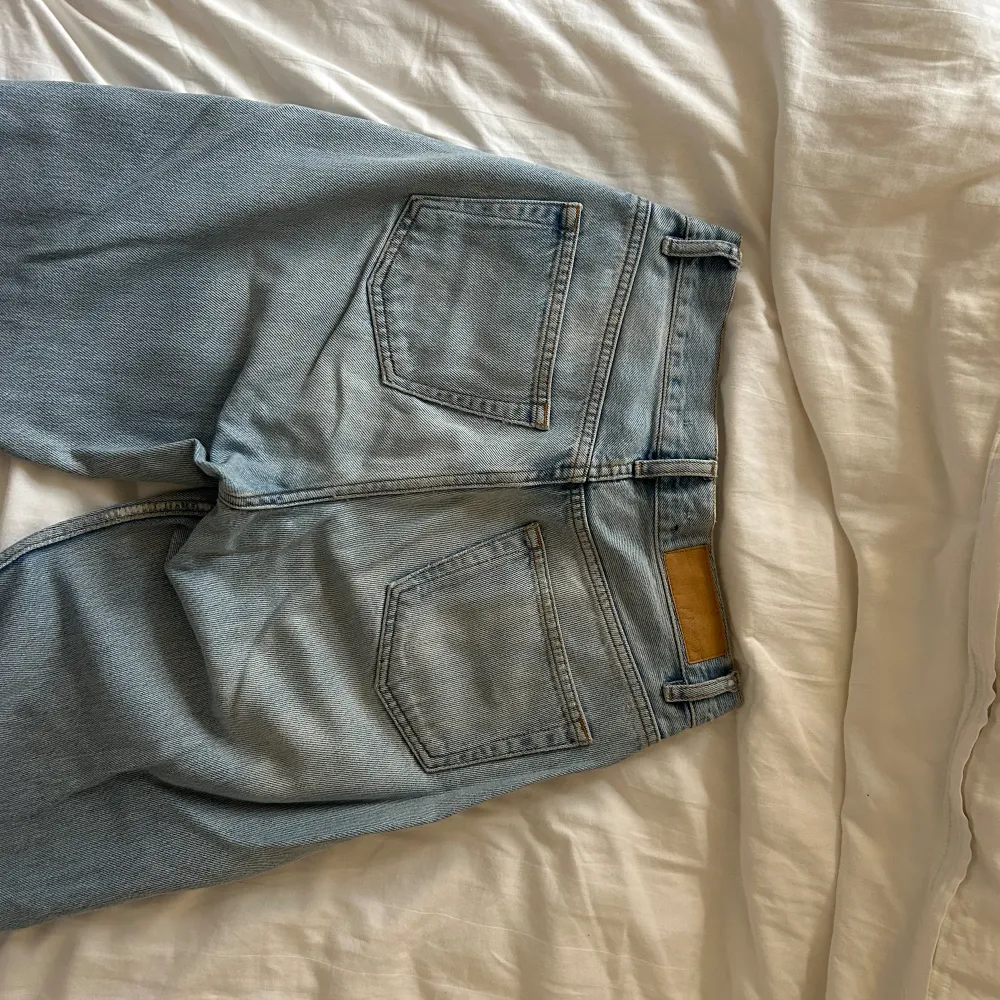 Ljusblåa Midwaist jeans, de är lite slitna i rumpan och i linningen, annars bra skick, jag är lite osäker på storlek men jag skulle säga att det passar någon som har storlek 36/38. Jeans & Byxor.