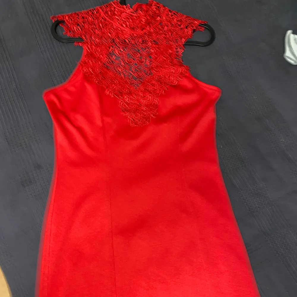 En röd klänning använd få gånger till fester. Ny skick storlek S. Klänningar.