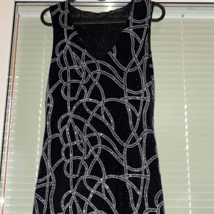 Klänning  - Svart klänning som ej kommer till användning. 