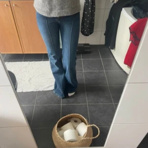 Långa lågmidjade jeans! - Helt oanvända!🌸 Innerbenslängd: 88! Midja: 74 Jag är 180 och dom är perfekta i längden!! Köpa på plick, lånade bilder💗