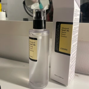 Snigel slem - Säljer ett helt oandvänt snigel slem serum, säljer för 150 då jag råkade få dubbla i födelsedagspresent så har inte rört den🩷
