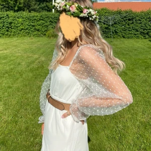 Vit klänning - Fin vit sommarklänning. Kort passform, storlek S men skulle säga att den känns mer som en XS. Dold dragkedja i sidan. Endast använd en gång så väldigt fint skick!