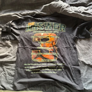 Säljer min unika oversized tisha  - Köptes på hypestein i Stockholm för 1500 kr. Väldigt unik tröja enligt dem. Använt lite till och från. Extremt skönt material med snyggt tryck. Är storlek Xl men sitter bra på mig och har vanligtvis L.