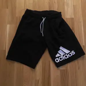 Super snygga shorts från Adidas i svart färg! I fint skick och sitter bra i modell.