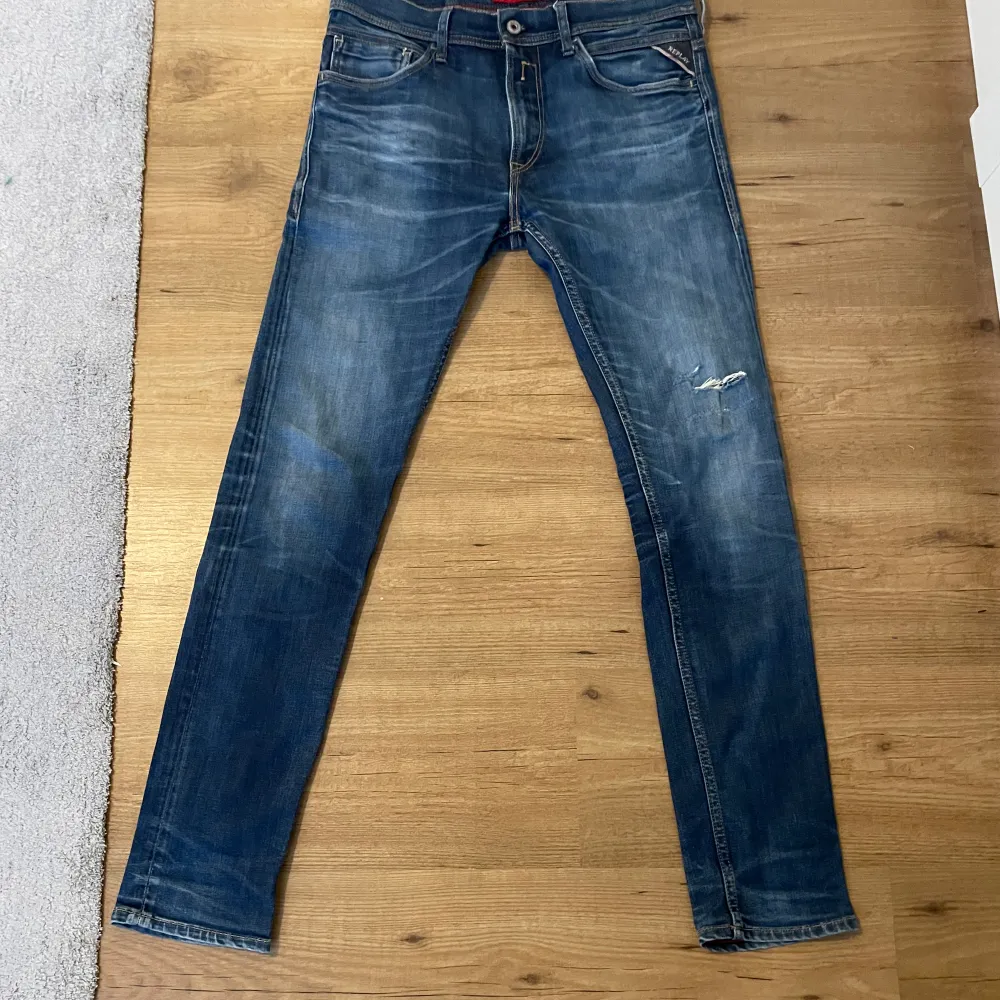 Säljer mina Replay jeans då de blivit lite för små för mig, annars är jeansen i perfekt skick 10/10. Använda men väl omhändertagna!  Kom privat för mer bilder och frågor.. Jeans & Byxor.