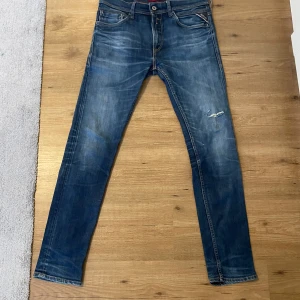 Replay jeans - Säljer mina Replay jeans då de blivit lite för små för mig, annars är jeansen i perfekt skick 10/10. Använda men väl omhändertagna!  Kom privat för mer bilder och frågor.