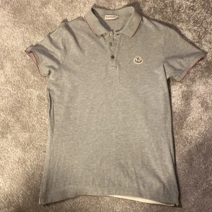 Moncler Pike - As fet moncler pike i storlek L men passar m. Skick 8/10 riktig Fräsh. 