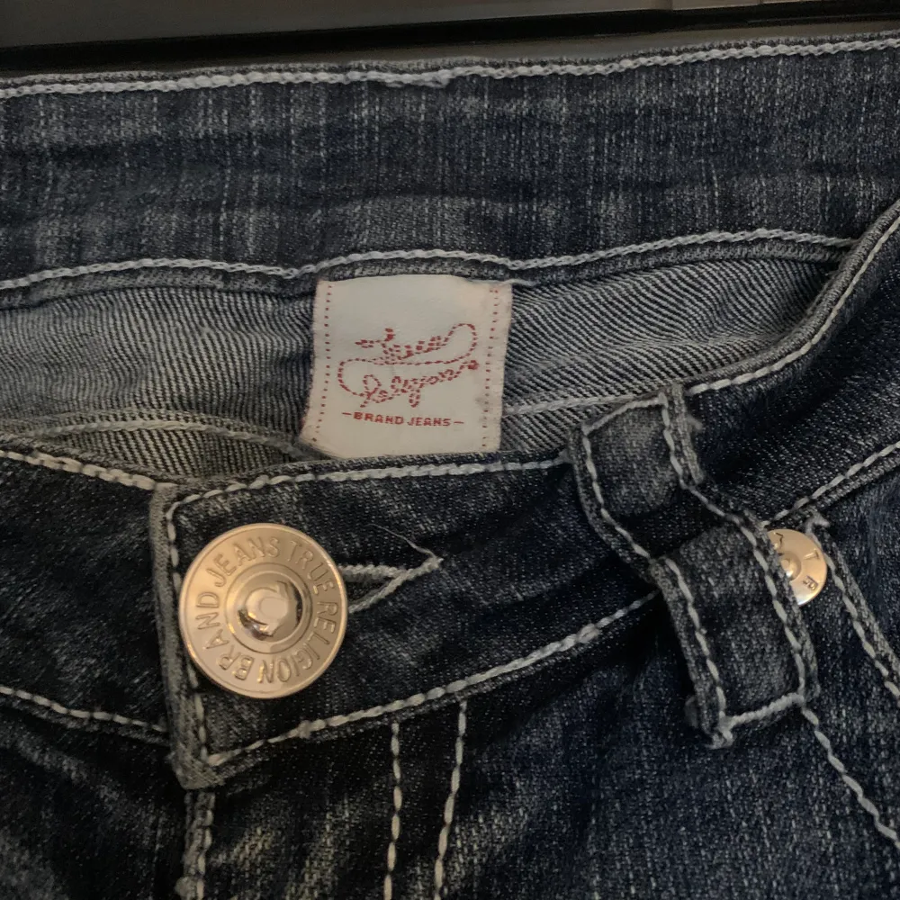 Low waist bootcut jeans från True Religion,  aldrig använda, endast testade. Har inga tecken på användning.  Om ni har några frågor/funderingar, så svarar jag gärna på dem.. Jeans & Byxor.