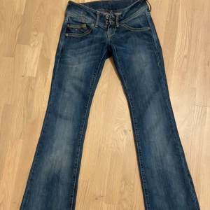 Low rise jeans - Jätte snygga Tommy hilfiger jeans i storlek 25W 32L💕 säljer pga de är för små. Dragkedjan har gått sönder men syns inte när jeansen är knäppta 