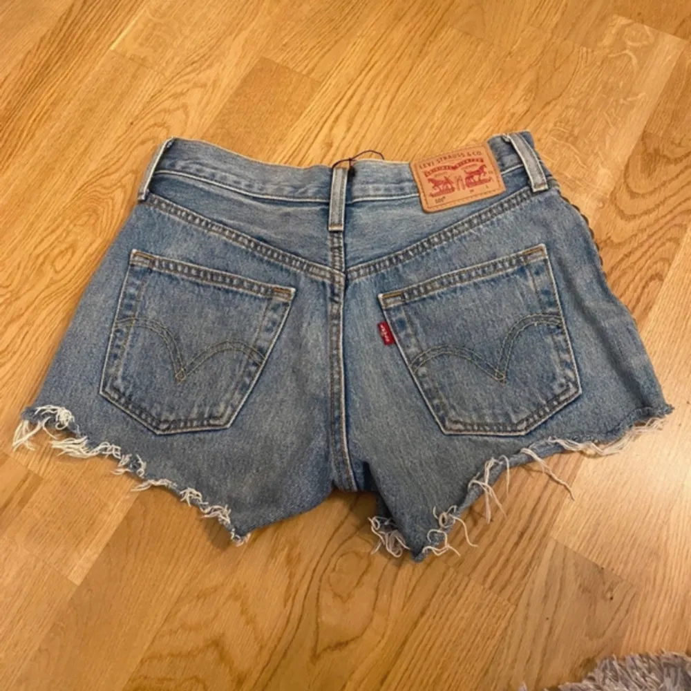 jeansshorts från levis med nitar på💗as snygga och perfekt till somamren💕storlek 24 och midjemått 72 cm. Shorts.