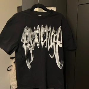 Revenge T-shirt  - En t-shirt från revenge som säljs då den är för liten. T-shirten är använd max en gång. Kontakta gärna för frågor :)