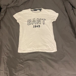 Gant t’shirt  - Hej! Säljer denna pga ingen användning, storlek 170 som motsvarar S, kom privat vid intresse!💞🤍