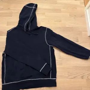 Det hoodie från kända skattemärket HUF! Tjockt, skönt material. 