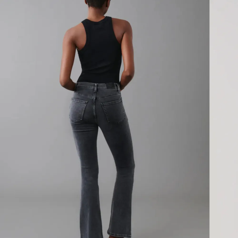 Superfina bootcut jeans!! Jättebra skick men möjligtvis lite urtvättade (se mina bilder 3 o 4) Midjemått rakt över: 32 (med stretch 5 cm större) Innerbenslängden: Ca. 75cm, köpta för 499kr, hör av er vid fler frågor💗💗. Jeans & Byxor.